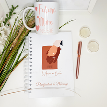 Charger l&#39;image dans la galerie, Pack complet : Planner, stylo et mug personnalisé &quot;BRIDE TO BE&quot;
