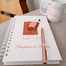 Charger l&#39;image dans la galerie, Pack complet : Planner, stylo et mug personnalisé &quot;BRIDE TO BE&quot;
